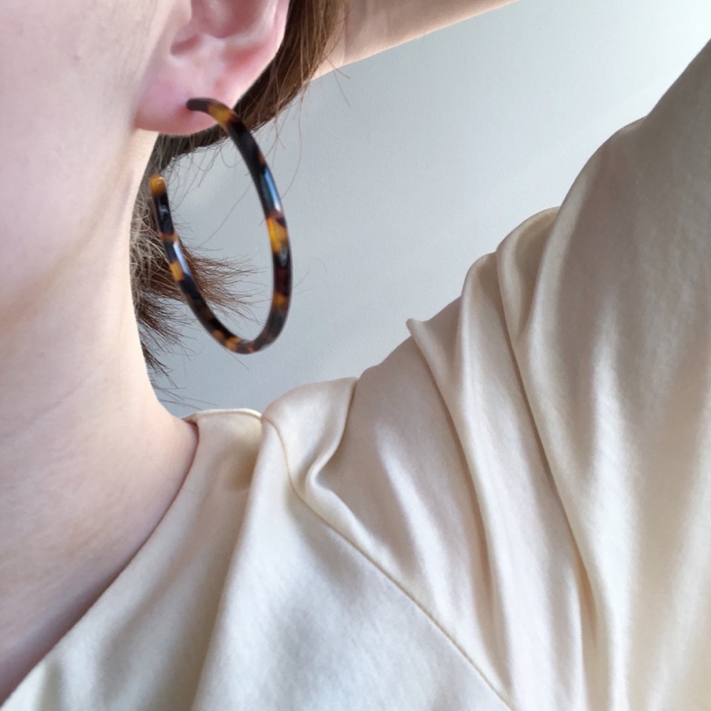 Resin Tatum Tortoise Hoop Earrings (Brown) - Picture 7 of 8